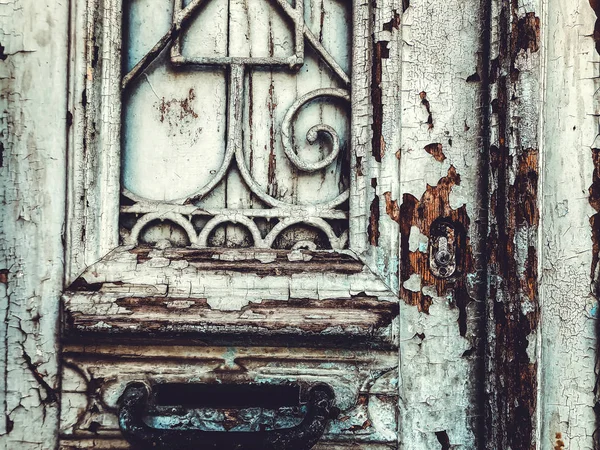 Antigua arquitectura Tiflis, ventana y decoración exterior en el día de verano. — Foto de Stock