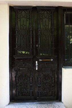 Eski Tiflis mimarisi, yaz günü giriş kapısı ve dış dekor.