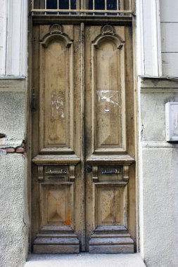 Eski Tiflis mimarisi, yaz günü giriş kapısı ve dış dekor.