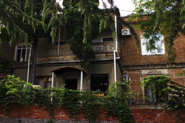 Yaz günlerinde eski Tiflis mimarisi, penceresi ve dış dekoru