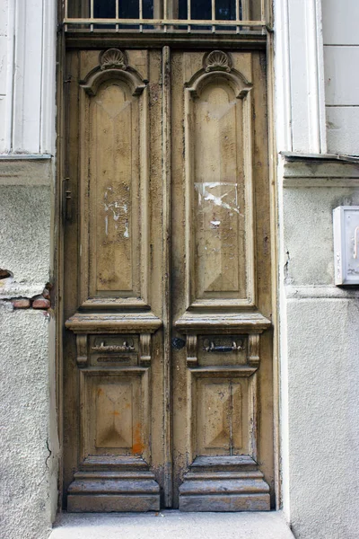 Antigua arquitectura Tbilisi, La puerta de entrada y la decoración exterior en el día de verano —  Fotos de Stock