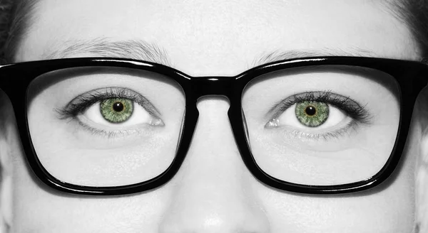 Un hermoso ojo de mujer mirada perspicaz. Primer plano.. —  Fotos de Stock