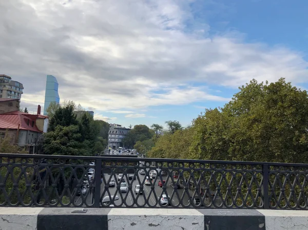 TBILISI, GEORGIA - 07 DE OCTUBRE DE 2018: Vacaciones anuales "Tbilisoba". Vista desde el puente hasta el casco antiguo — Foto de Stock