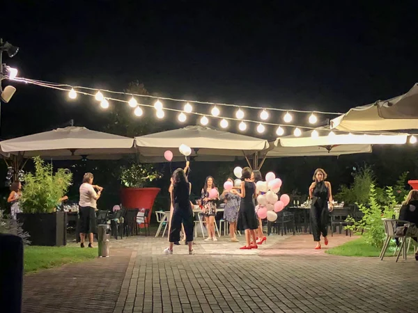 TBILISI, GEORGIA - 30 HAZİRAN 2018: Açık havada bir kafede doğum günü kutlaması. Fenerler ve balonlar. Gençlik — Stok fotoğraf