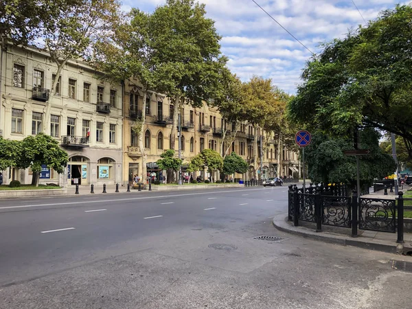 TBILISI, GEORGIA - 07 DE OCTUBRE DE 2018: Vacaciones anuales "Tbilisoba". Teatro Nacional Rustaveli en Shota Avenida Rustaveli . — Foto de Stock