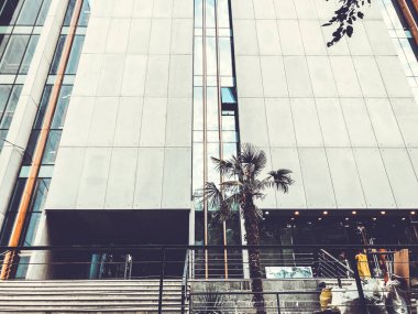 Griboedov, Art Nouveau büyük, yansıtıcı cam cephe üzerine bina sonra adlı tiyatro görünümünü.