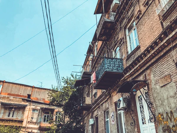 Alte Tiflis Architektur, Fenster und Außendekoration an Sommertagen. — Stockfoto