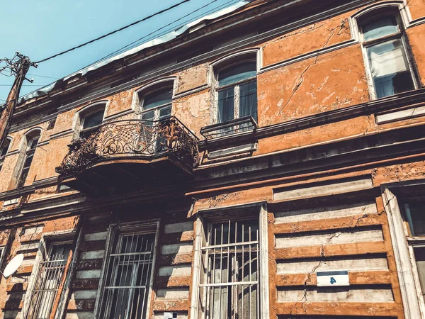 Yaz günü eski Tbilisi mimarisi, pencereler, kapılar ve dış dekor. — Stok fotoğraf