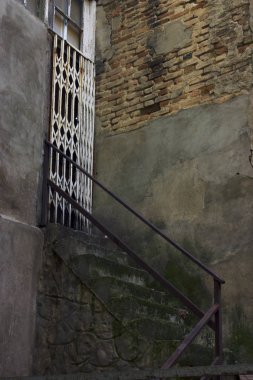 Eski Tbilisi mimari, giriş kapı ve merdiven dış dekor yaz gün