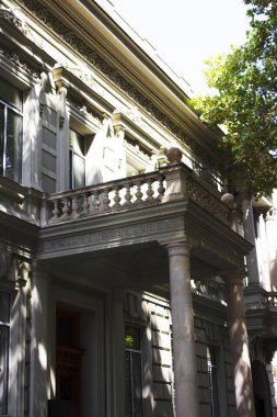 Yaz günü eski Tiflis mimarisi, pencereleri ve balkon dış dekoru