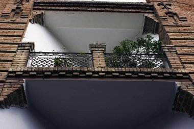 Yaz günlerinde eski Tiflis mimarisi, penceresi ve dış dekoru