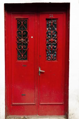 Eski Tbilisi mimarisi, kırmızı giriş kapısı ve dış dekor yaz gün