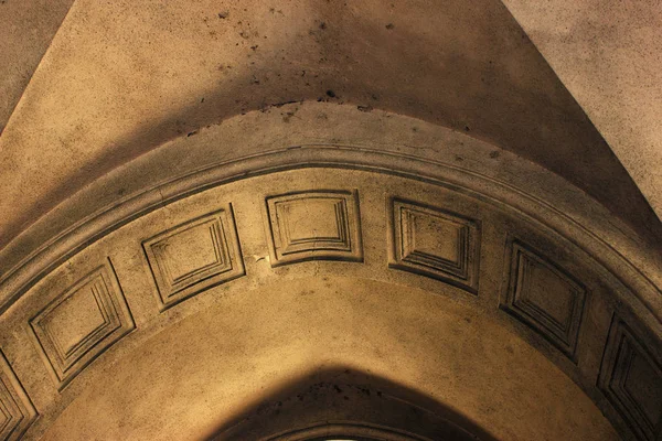 Старая архитектура Тбилиси, Входная арка и внешний декор — стоковое фото