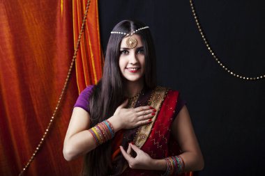 Güzel esmer kızılderili kadın portresi. Kahverengi gözlü Hindu model kız. Sari giymiş Hintli bir kız. Hint kültürü