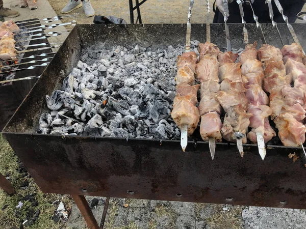 Jaarlijkse vakantie "Tbilisoba". Georgische keuken, in stukjes gehakt varkensvlees gekleed met ui en peper voor frituren shish kebab — Stockfoto