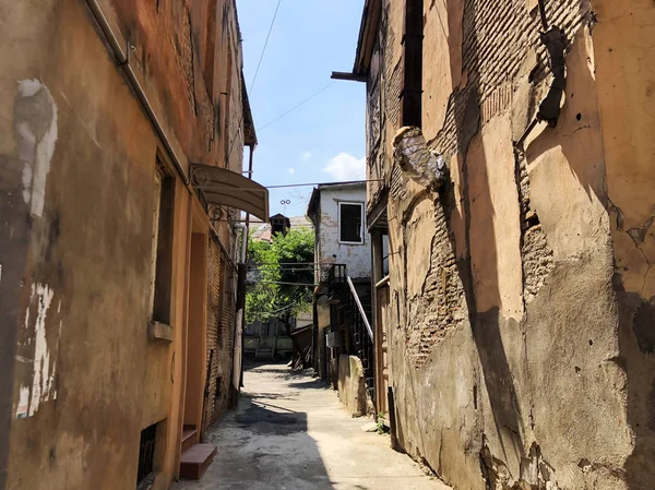 Antigua arquitectura Tiflis, ventana y decoración exterior en el día de verano. —  Fotos de Stock