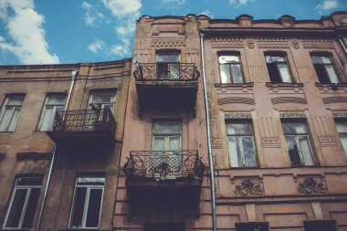 Yaz günü eski Tiflis mimarisi, pencereleri ve balkon dış dekoru
