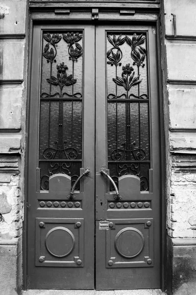 Arquitetura Tbilisi velha, A porta de entrada e decoração exterior no dia de verão — Fotografia de Stock