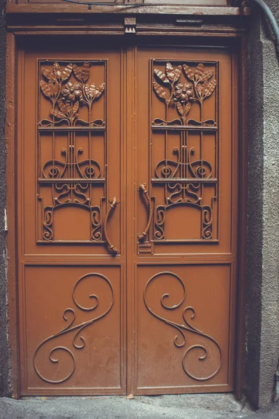 Antigua arquitectura Tbilisi, La puerta de entrada y la decoración exterior en el día de verano — Foto de Stock