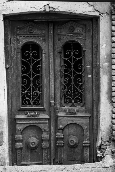 Vieille architecture Tbilissi, La porte d'entrée et le décor extérieur dans la journée d'été — Photo