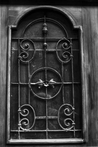 Old Tbilisi architecture,The entrance door and exterior decor in summer day — Stock Photo, Image