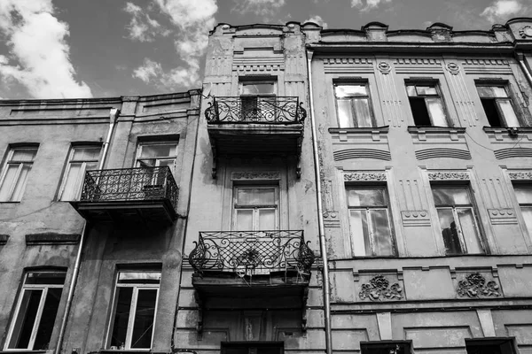 第比利斯旧式建筑 窗户和阳台夏季装饰 — 图库照片