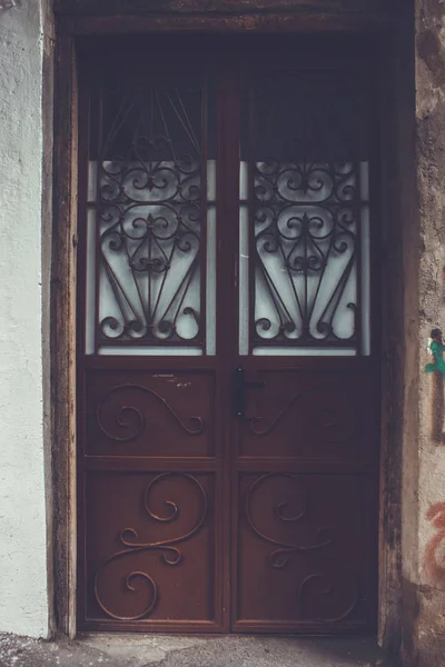 Arquitetura Tbilisi velha, A porta de entrada e decoração exterior no dia de verão — Fotografia de Stock
