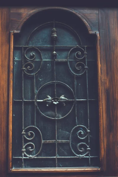 Régi Tbiliszi építészet, A bejárati ajtó és külső dekoráció nyári napon — Stock Fotó