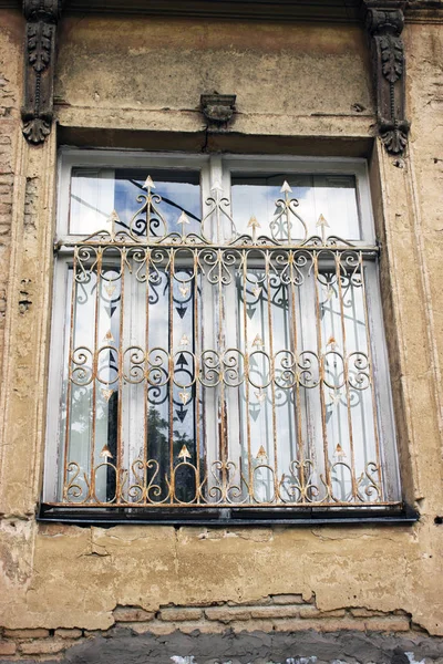 Vecchia architettura di Tbilisi, finestra e arredamento esterno in giorno d'estate — Foto Stock