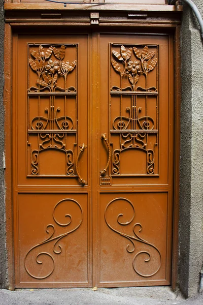Antigua arquitectura Tbilisi, La puerta de entrada y la decoración exterior en el día de verano — Foto de Stock