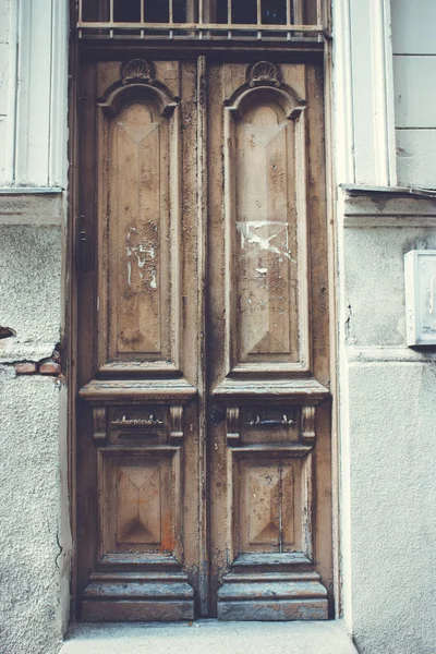 旧トビリシ建築、夏の日の入り口のドアと外観の装飾 — ストック写真
