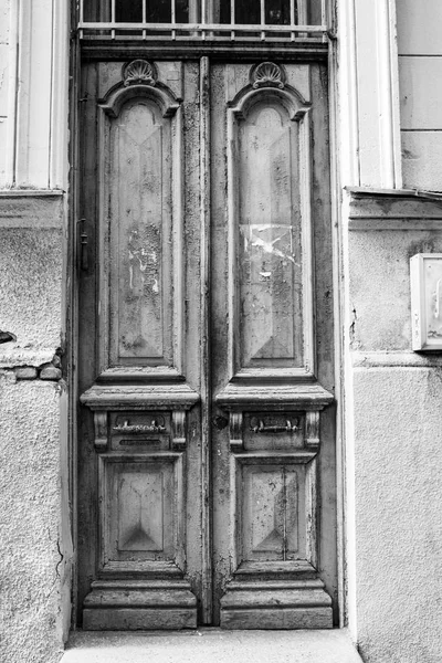 Antigua arquitectura Tbilisi, La puerta de entrada y la decoración exterior en el día de verano — Foto de Stock