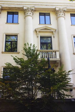 Yaz günü eski Tiflis mimarisi, pencereleri ve balkon dış dekoru.