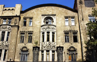 Yaz günü eski Tiflis mimarisi, pencereleri ve balkon dış dekoru