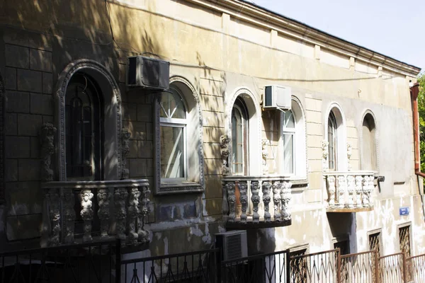 여름 날 옛 트빌리시 건축, 창문 및 발코니 외벽 장식 — 스톡 사진