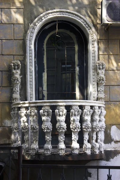 Antiguo Tbilisi arquitectura, ventanas y balcón decoración exterior en el día de verano —  Fotos de Stock