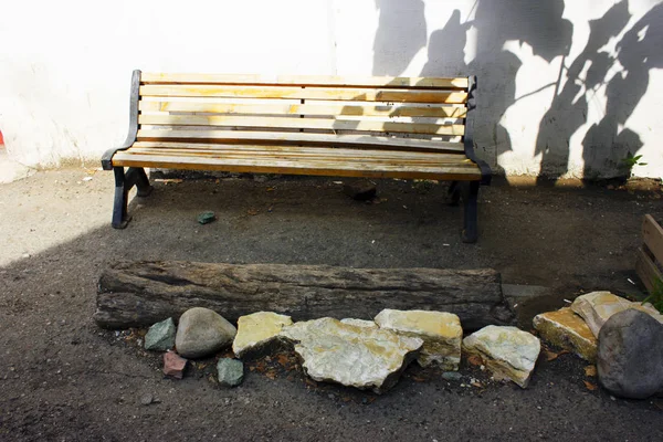 Old Tbilisi architecture , wooden bench with stone installation in autumn day — Stock Photo, Image