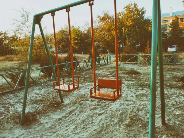 Balançoire colorée vide dans l'aire de jeux dans le parc — Photo