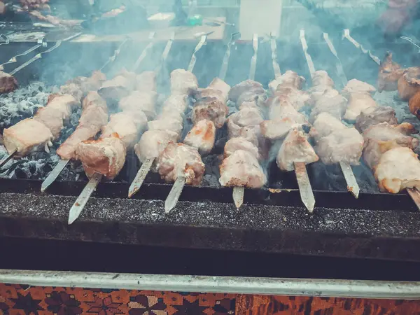 Vacances annuelles "Tbilisoba". Cuisine géorgienne, porc haché en morceaux habillé d'oignon et de poivre pour faire frire le kebab shish — Photo