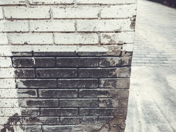 Un mur de briques. L'architecture. Pierre grise et blanche. Bâtiment en brique — Photo