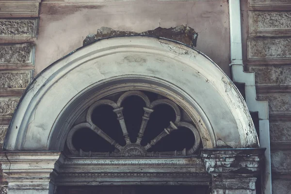 Старий Тбілісі архітектура, двері арка і зовнішнього декору в осінньому дні — стокове фото