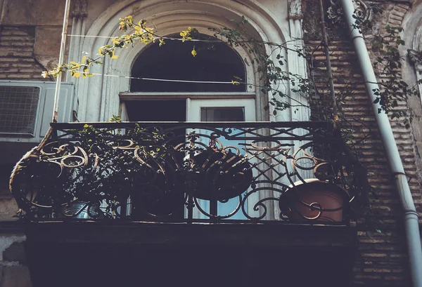 Yaz günlerinde eski Tiflis mimarisi, penceresi ve dış dekoru