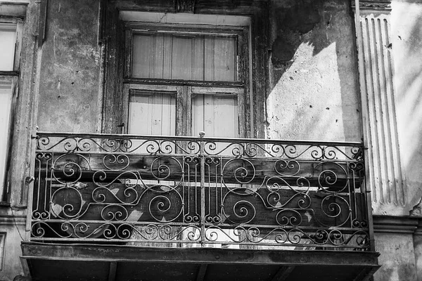 Arhitectură veche Tbilisi, ferestre și decor exterior în ziua de vară — Fotografie, imagine de stoc