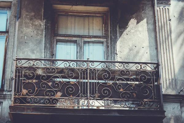 Yaz günlerinde eski Tiflis mimarisi, penceresi ve dış dekoru — Stok fotoğraf