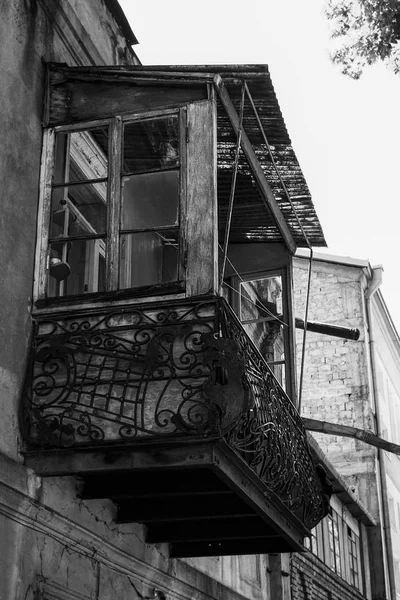 Vecchia architettura di Tbilisi, finestra e arredamento esterno in giorno d'estate — Foto Stock