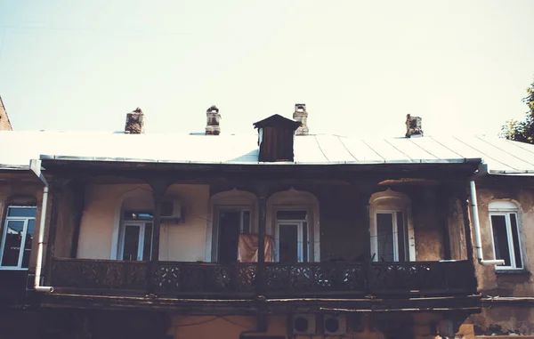 Alte Architektur von Tiflis, altes Haus mit Balkon und Fenstern . — Stockfoto