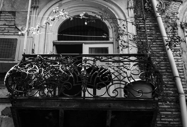 Old Tbilisi architecture, window and exterior decor in summer day — Stock Photo, Image