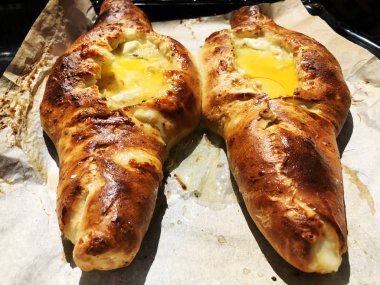 Ajarian khachapuri, yumurtalı Gürcü peynirli turta..
