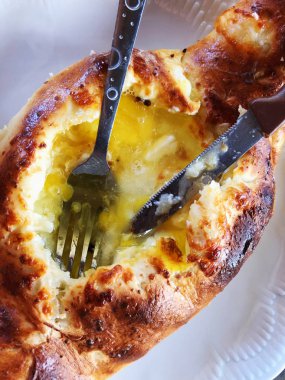 Ajarian khachapuri, yumurtalı Gürcü peynirli turta..