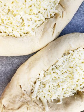 Ajarian khachapuri, yumurtalı Gürcü peynirli turta..